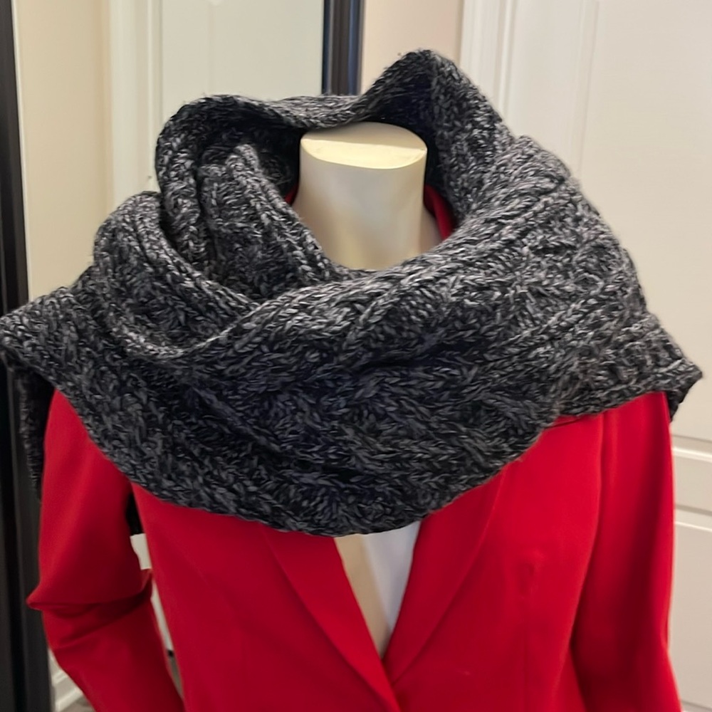 Banana Republic 8 ft Black and Gray Cable Knit scarf
